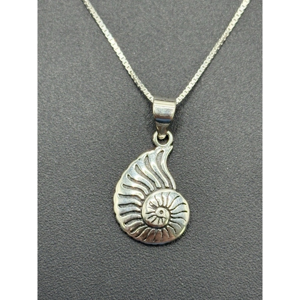New Condition 18" Sterling Silver Seashell Pendant Necklace 925 J11
